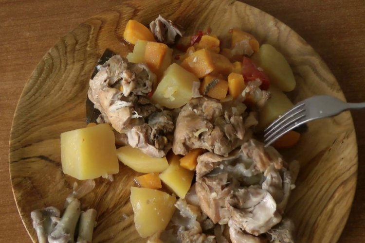 Patatas con pollo en olla afgana