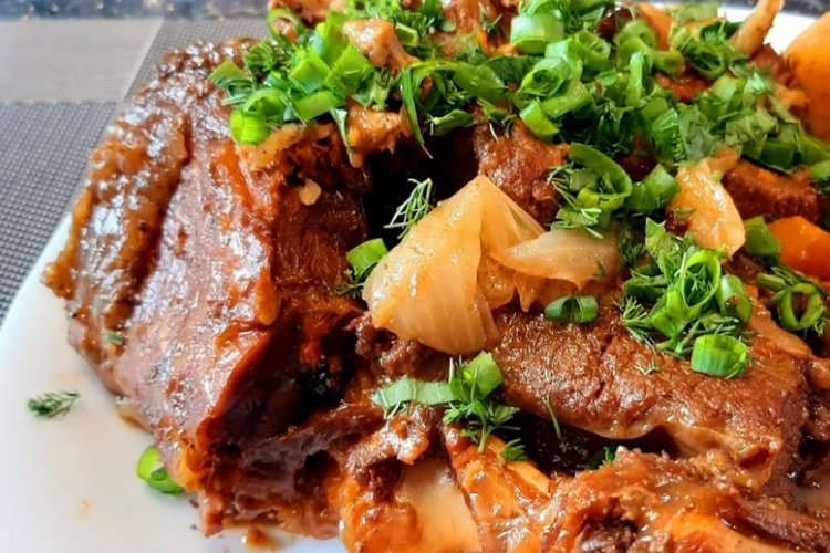 Carne de res con verduras en olla afgana