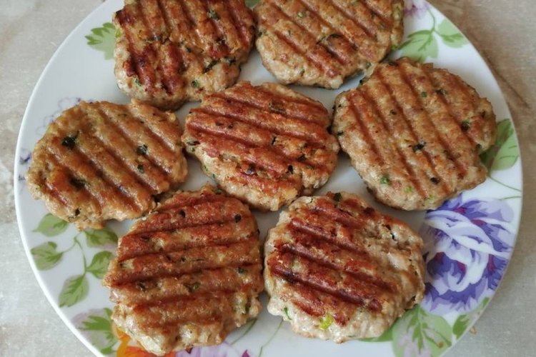 Hähnchenfrikadellen mit Käse vom Elektrogrill