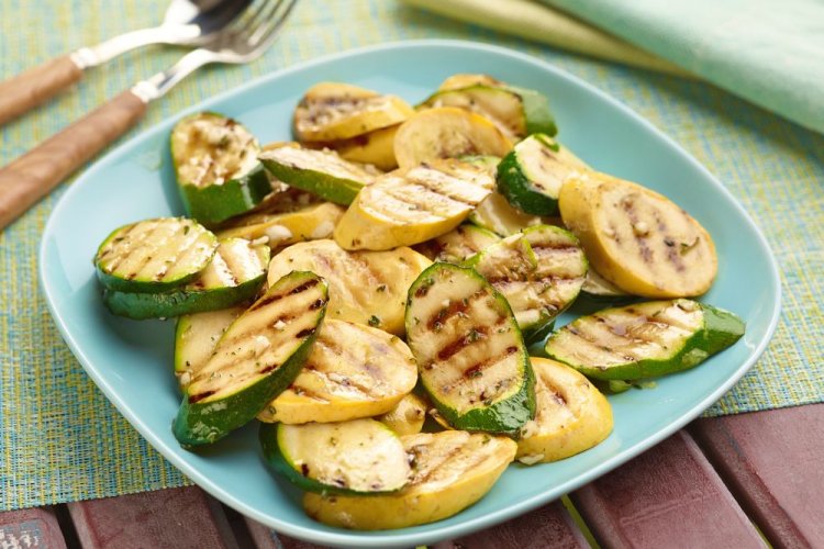 Zucchini vom Grill mit Knoblauch und Ingwer