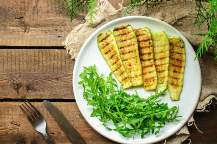 Gegrillte Zucchini, mariniert in Senf