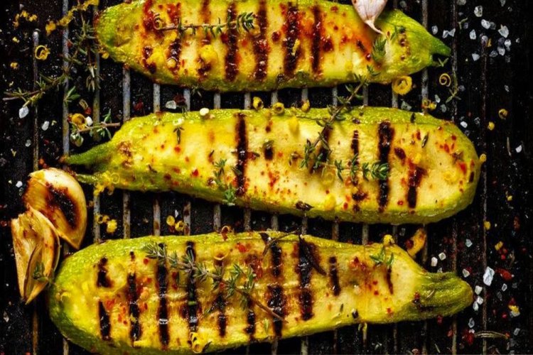Zucchini vom Grill mit Rosmarin, Knoblauch und Zitronensaft