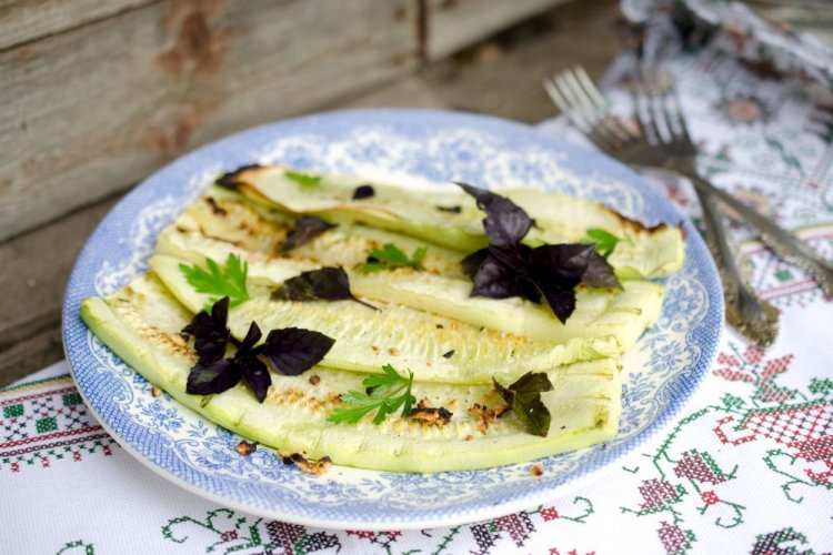 Gegrillte Zucchini, mariniert in Sauerrahm mit Senf