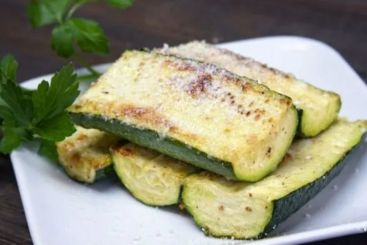 Zucchini vom Grill mit Parmesan und Knoblauch