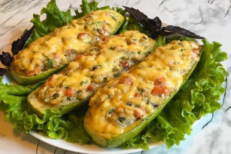 Zucchini-Boote mit Hackfleisch, Tomaten und Käse vom Grill