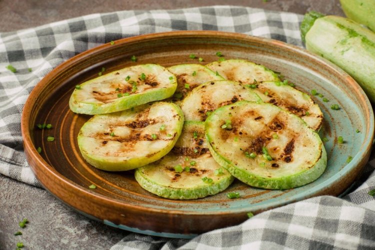 Gegrillte Zucchini mit Zitronensaft und Knoblauch