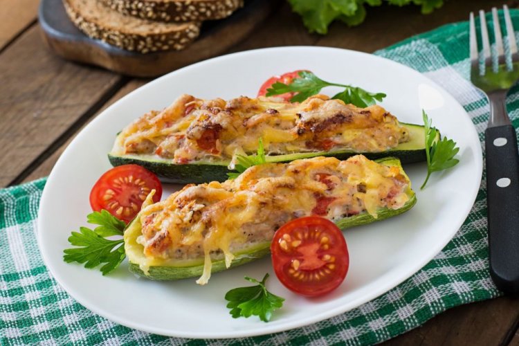 Zucchini mit Hähnchenhackfleisch und Käse in Folie vom Grill
