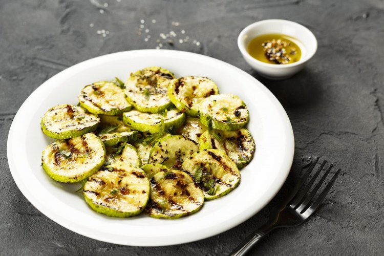 Gegrillte Zucchini, mariniert in Sojasauce mit Knoblauch