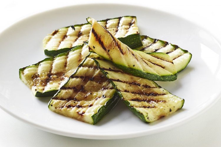 Gegrillte Zucchini, mariniert in Weißwein