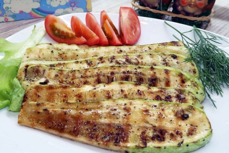 Zucchini in Honig-Knoblauch-Marinade vom Grill