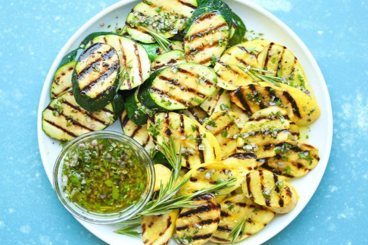 Zucchini mit Knoblauch, Öl und Kräutern vom Grill