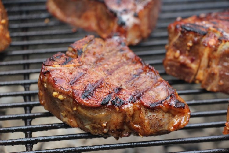 Schweinesteaks in Honig-Senf-Marinade vom Grill