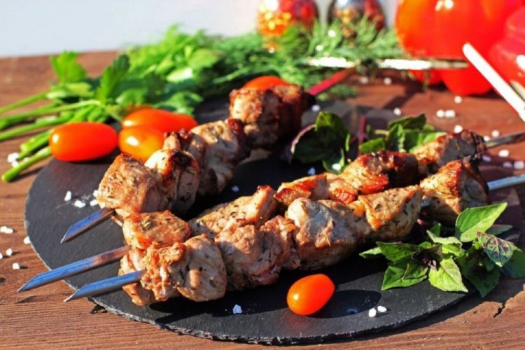 Schweine-Schaschlik in Zwiebelmarinade