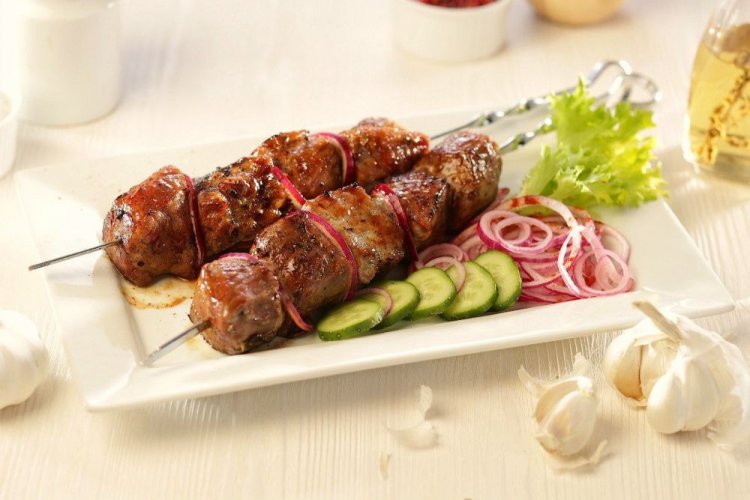 Schweine-Schaschlik, mariniert in Weißwein mit Ingwer und Knoblauch