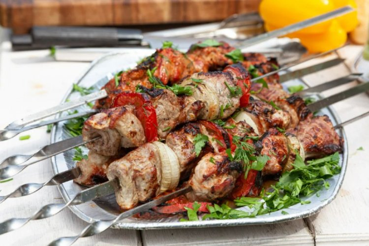 Saftiges Schweine-Schaschlik mit Tomaten und Zwiebeln