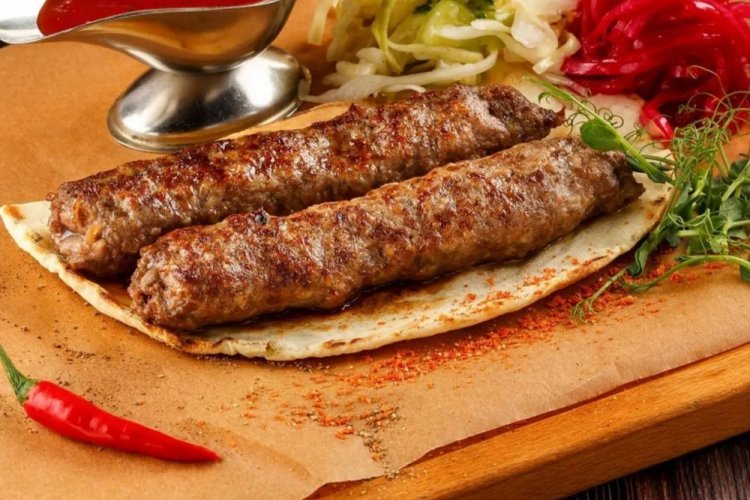 Lyulya-Kebab aus Schweinefleisch mit scharfem Pfeffer und Knoblauch vom Grill
