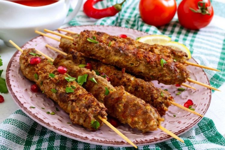 Lyulya-Kebab aus Schweinefleisch mit Adschika vom Grill