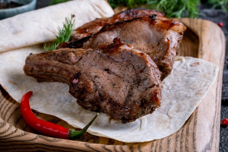 Schweinekotelett mit Senf und Sauerrahm vom Grill