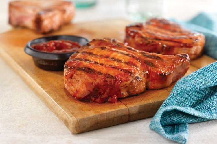 Schweinesteaks in Tomatenmarinade vom Grill