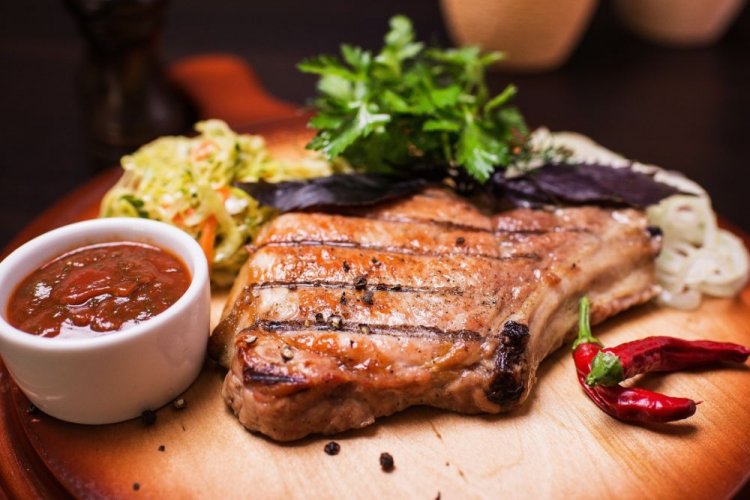 Schweinesteaks in Biermarinade, gegrillt