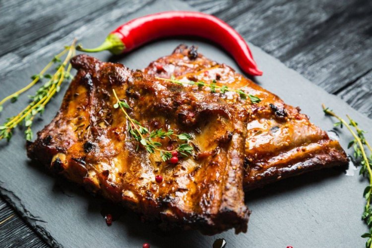 Schweinerippchen in süß-saurer Marinade vom Grill