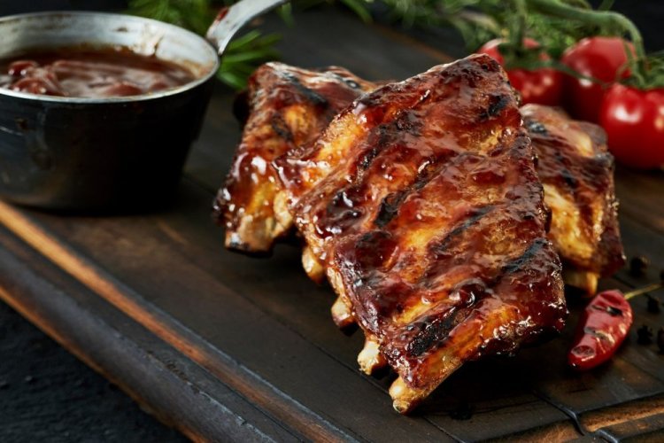 Schweinerippchen in Barbecue-Sauce vom Grill