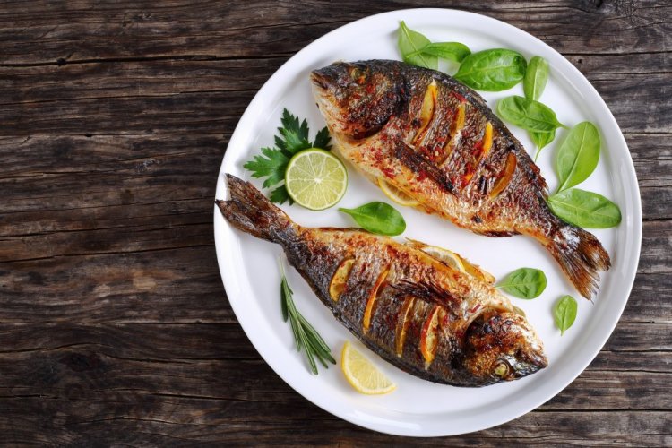 Ganzer Fisch vom Grill in Folie