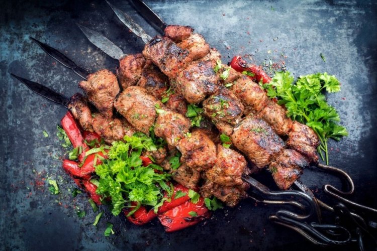 Lamm-Schaschlik mit Mineralwasser