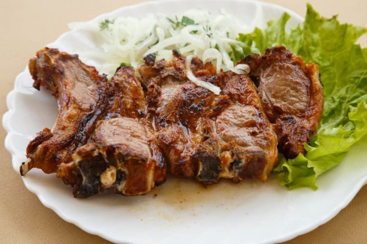 Lammrippchen-Schaschlik in Adschika-Zitronensaft-Marinade