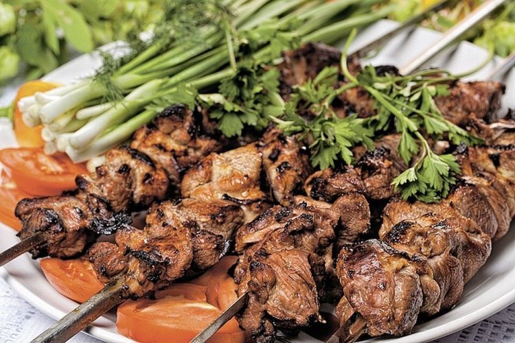 Lamm-Schaschlik, mariniert in Bier