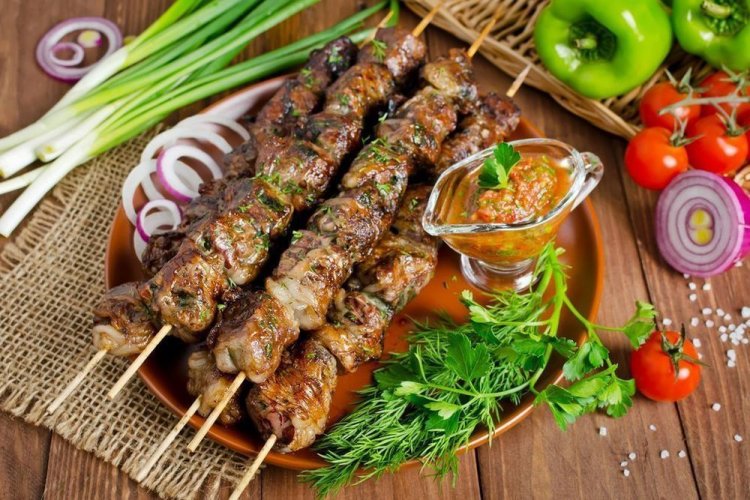 Lamm-Schaschlik, mariniert mit Tkemali und Zwiebeln