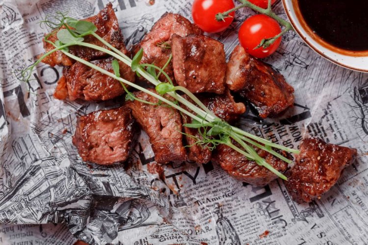 Lamm-Schaschlik, mariniert in Tomatensaft und Sojasauce