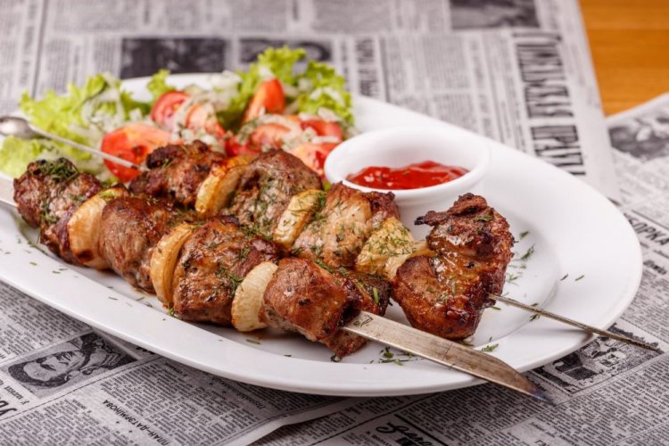 Lamm-Schaschlik in Johannisbeer-Zwiebel-Marinade