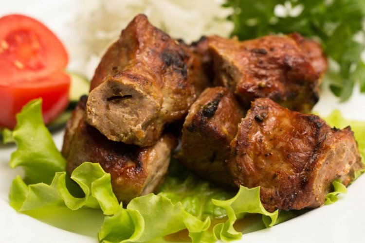 Lamm-Schaschlik, mariniert mit Zwiebeln, Kräutern und Ayran