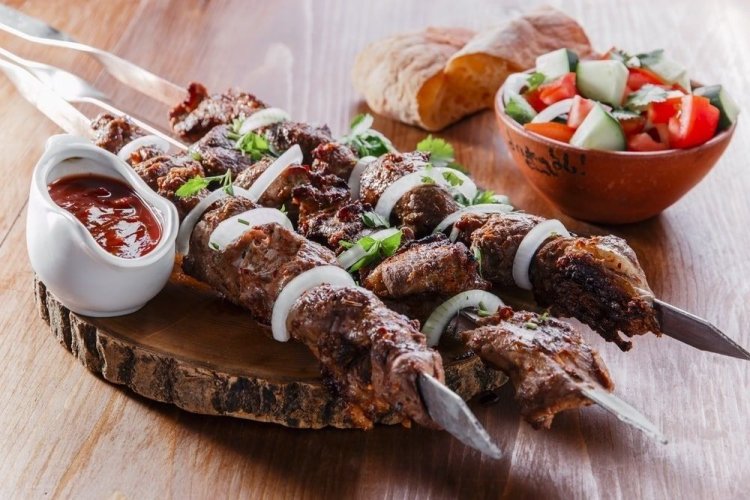 Lamm-Schaschlik mit Zwiebeln und Essig