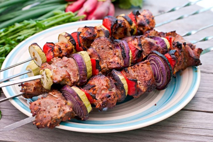 Saftiges Lamm-Schaschlik mit Gemüse