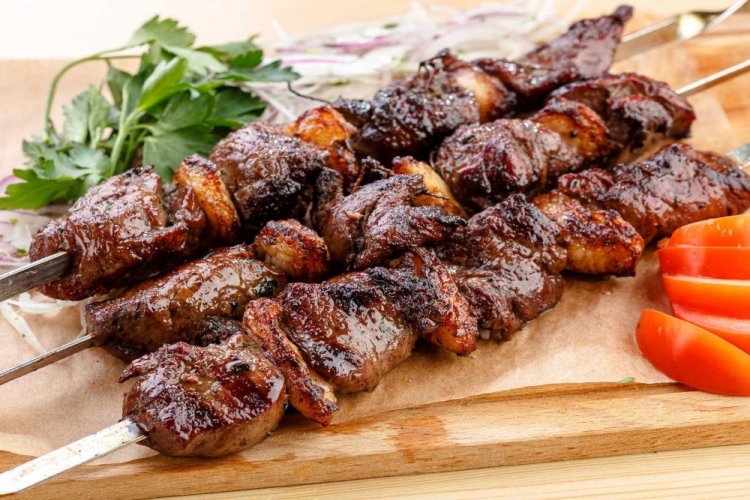 Lamm-Schaschlik, mariniert in Weißwein mit Ingwer