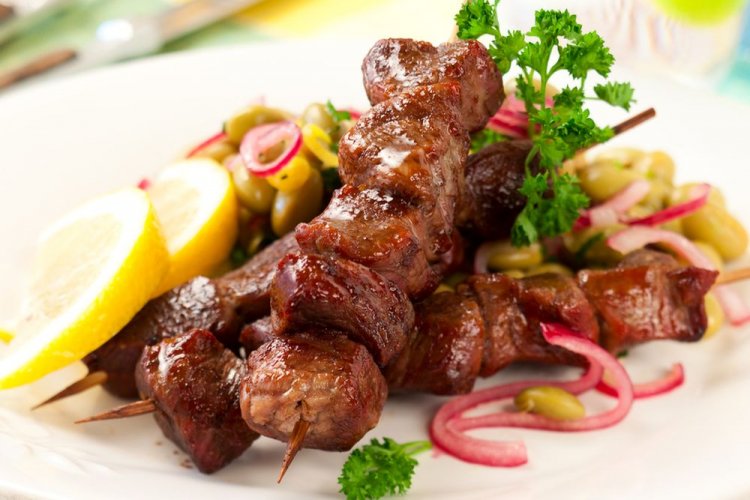Lamm-Schaschlik in Mayonnaise-Zwiebel-Marinade
