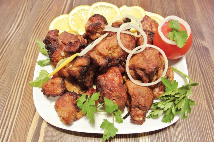 Lamm-Schaschlik, mariniert mit Kefir und Zwiebeln
