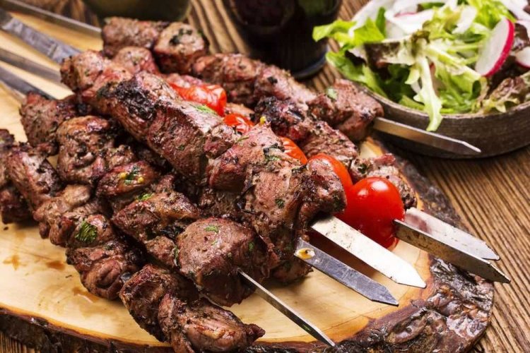Lamm-Schaschlik, mariniert in Sojasauce mit Zwiebeln und Knoblauch