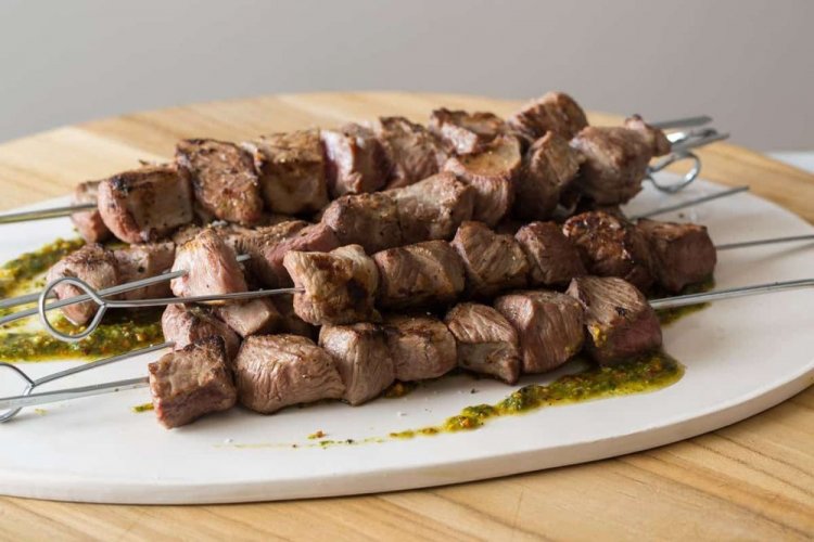 Lamm-Schaschlik, mariniert in Kiwi