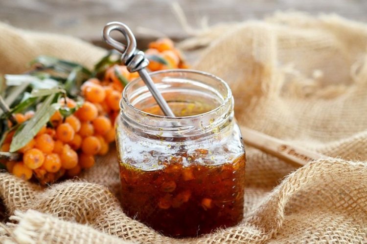 Bernsteinfarbene Sanddornmarmelade mit Stevia-Extrakt