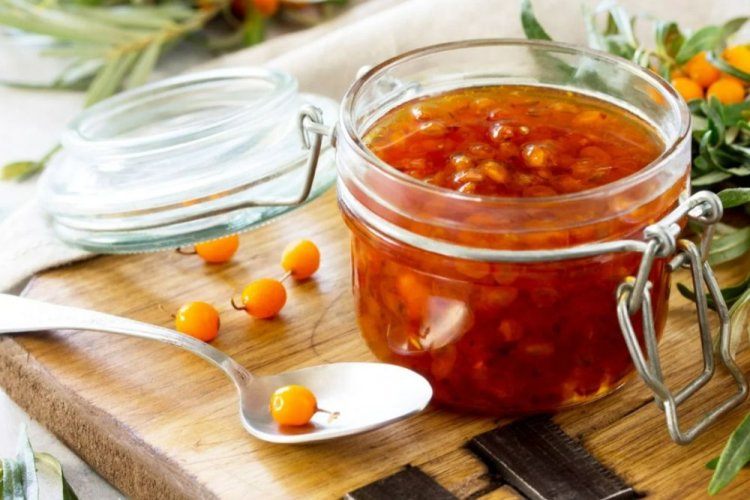Bernsteinfarbene Sanddorn-Fünf-Minuten-Marmelade für den Winter