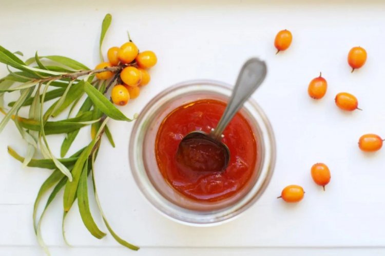 Bernsteinfarbene Sanddornmarmelade mit Ingwer und Kardamom