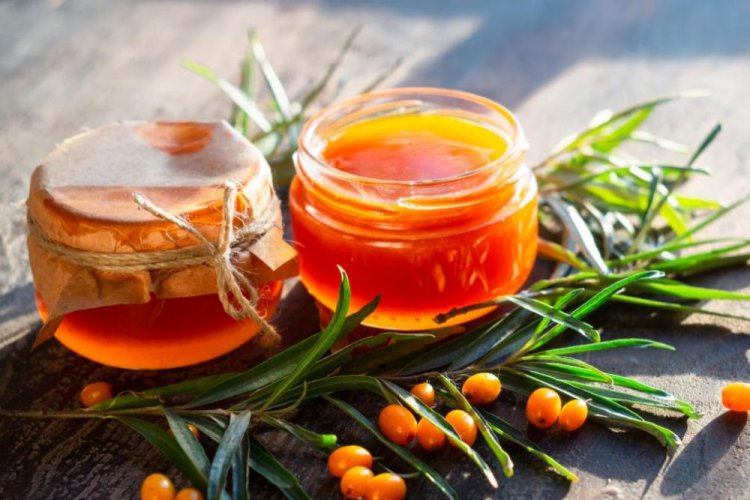 Bernsteinfarbene Sanddornmarmelade mit Apfelsaft