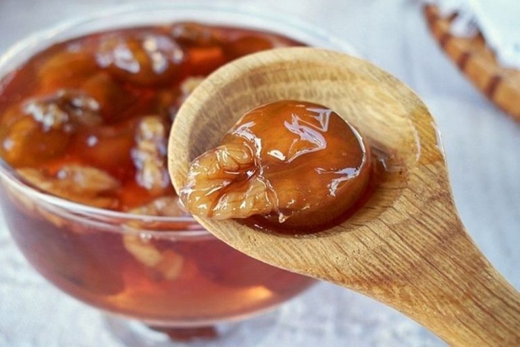 Bernsteinfarbene Sanddornmarmelade mit Walnüssen