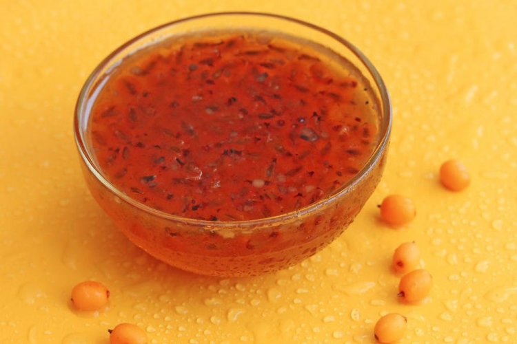 Bernsteinfarbene Sanddornmarmelade mit Vanilleessenz