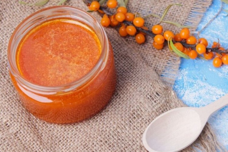 Bernsteinfarbene Sanddornmarmelade mit Sterilisation