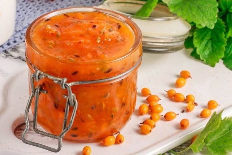 Bernsteinfarbene Sanddornmarmelade mit Kürbis für den Winter