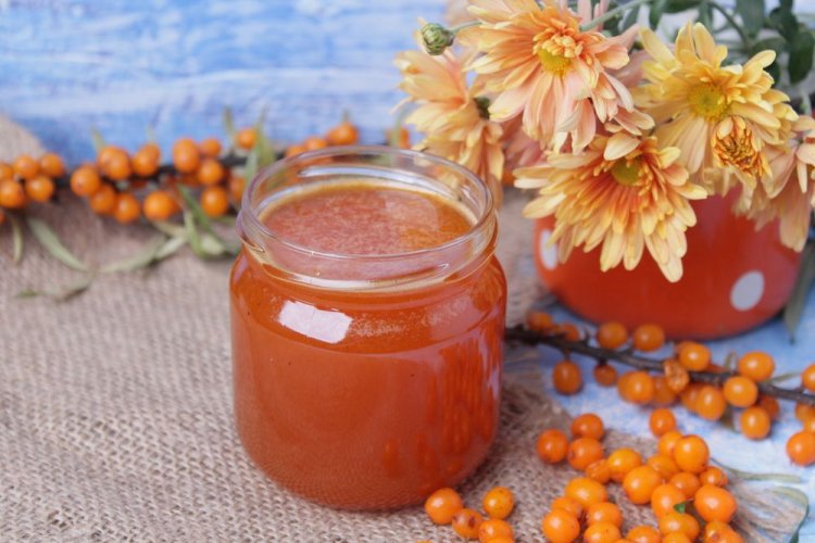 Bernsteinfarbene Sanddornmarmelade mit Zitronensaft